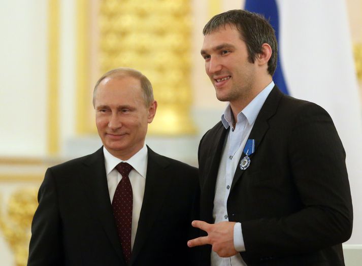 Vladimir Pútín Rússlandsforseti með vini sínum Alexander Ovechkin sem er við það að eignast eitt stærsta metið í bandarískum íþróttum.