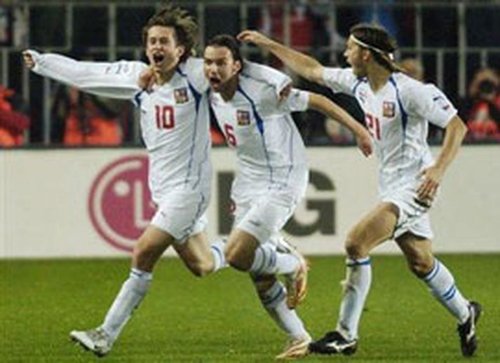 Tomas Rosicky (10) fagnar hér marki með félögum sínum í tékkneska landsliðinu í leik gegn Noregi í undankeppni HM.