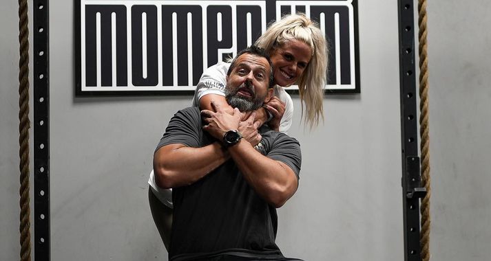 Sara Sigmundsdóttir og Nik Jordan bregða á leik fyrir myndavélina.