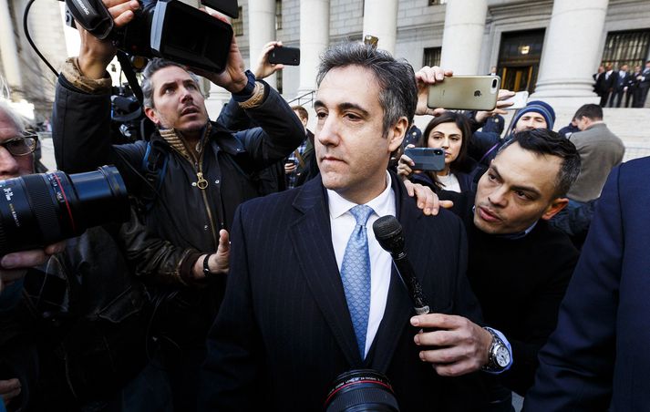 Michael Cohen yfirgefur dómshúsið á Manhattan í dag.