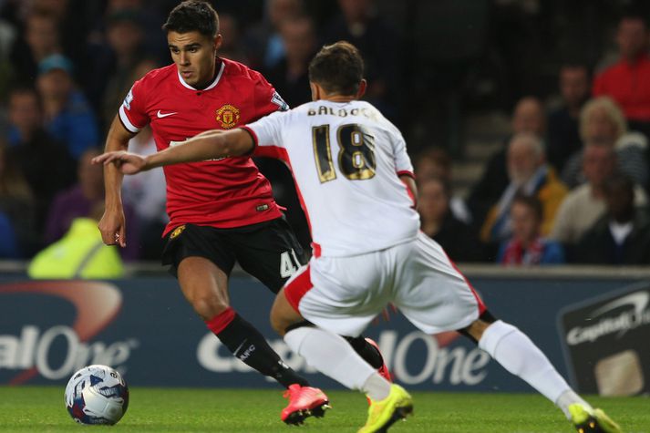 Reece James reynir að komast framhjá leikmanni MK Dons í leiknum á þriðjudagskvöldið.