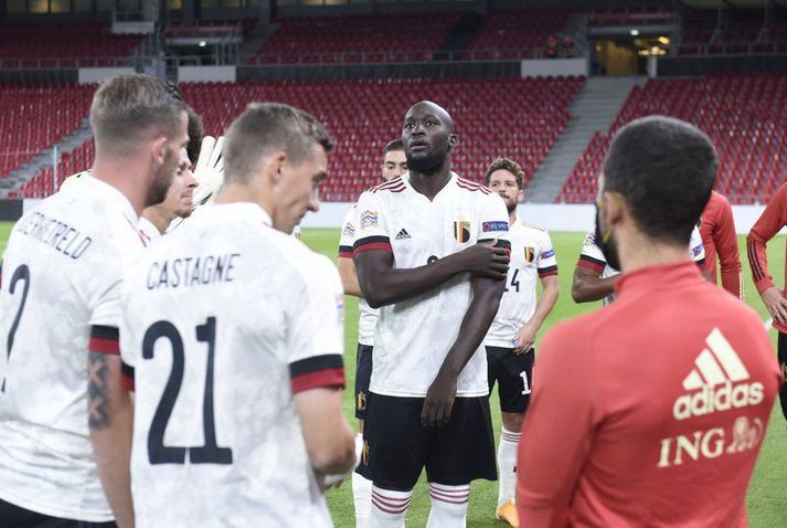 Romelu Lukaku og félagar í belgíska landsliðinu bíða nú eftir niðurstöðum úr kórónuveiruprófum sínum í dag.
