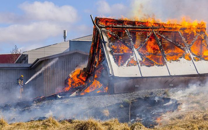 Skúrarnir fjórir skíðloguðu. Mikill og þykkur reykur barst upp í loftið. 