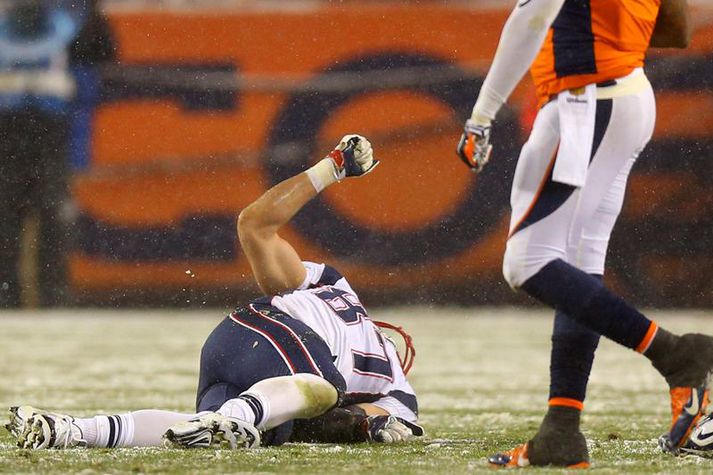 Gronkowski liggur hér sárþjáður á vellinum í Denver.