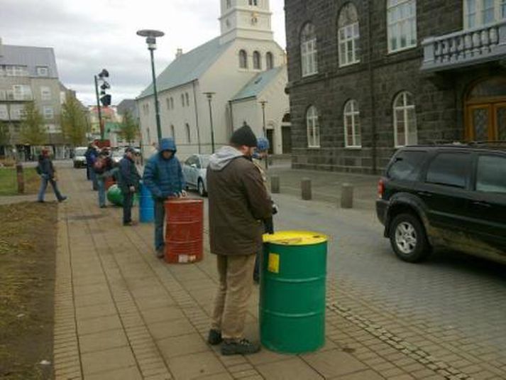 Fámennur en hávær hópur mótmælenda hefur verið á Austurvelli í dag. Mynd/ Einar.