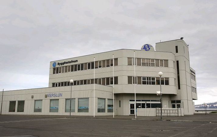 Þorgils Torfi Jónsson, oddviti sveitarstjórnar Rangárþings ytra, keypti hlutafé bænda í sláturhúsinu á Hellu og seldi það áfram til Kaupfélags Skagfirðinga á hærra verði.