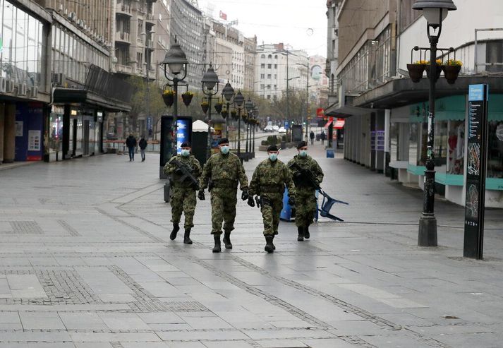 Vopnaðir hermenn gæta þess nú að enginn brjóti gegn útgöngubanni serbneskra stjórnvalda í Belgrad. Aðgerðirnar í Serbíu eru einar þær ströngustu í Evrópu.