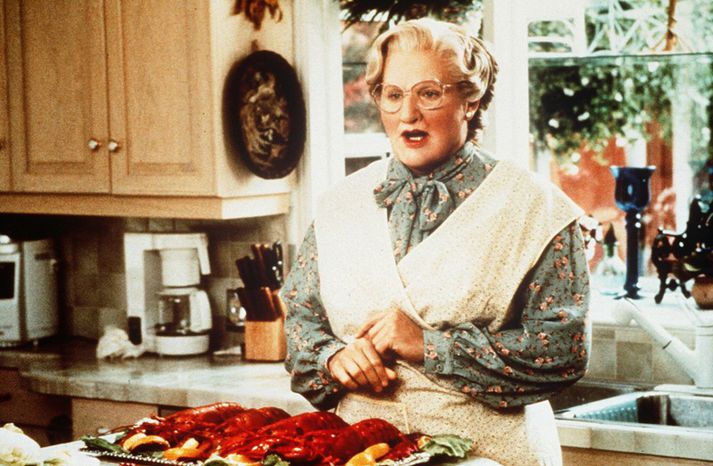Kannski ekki sambærilegt, og þó, Robin Williams lék persónu sem þóttist vera öldruð húsfreyja í kvikmyndinni Mrs. Doubtfire. Tilgangur sögupersónunnar í þeirri mynd var þó öllu göfugri.