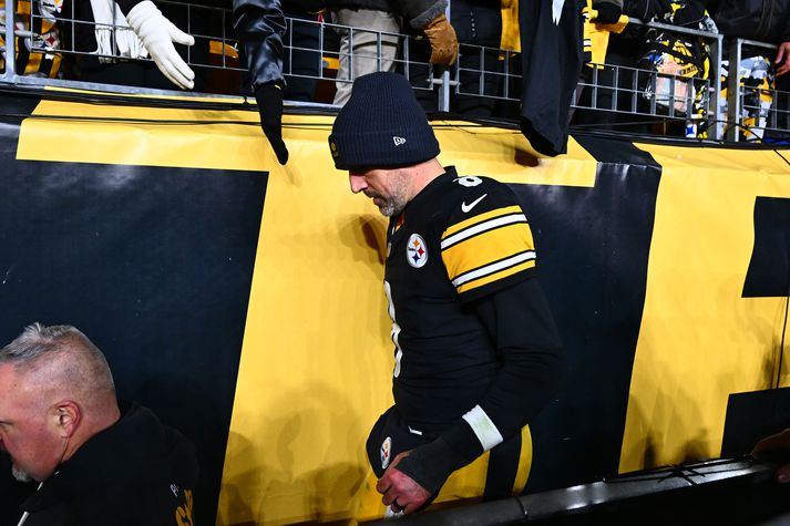 Aaron Rodgers gengur af velli eftir tap Pittsburgh Steelers í nótt í mögulega síðasta leik hans á ferlinum.