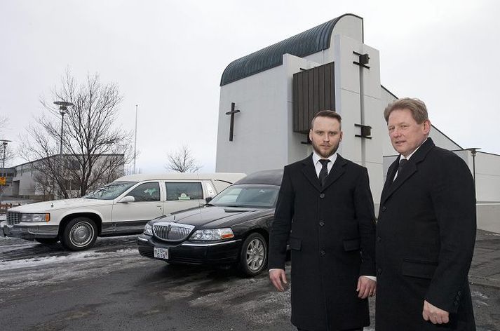 "Hlýja, auðmýkt og virðing er það leiðarljós sem við fylgjum alltaf,“ segir Rúnar Geirmundsson útfararstjóri sem hér sést ásamt syni sínum Elís við líkbílana þeirra tvo. Mynd/Stefán