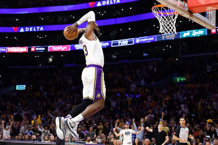 LeBron James skoraði þrjátíu stig í sigri Los Angeles Lakers á Denver Nuggets í nótt.