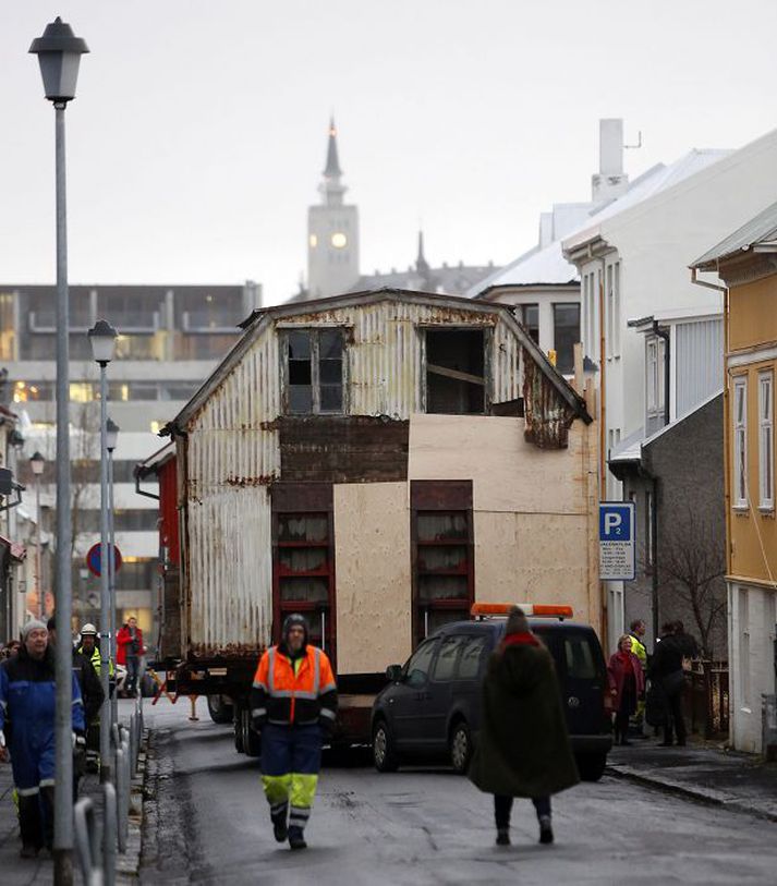 Hús á rúntinum. Mikill viðbúnaður var vegna flutnings húsanna. 