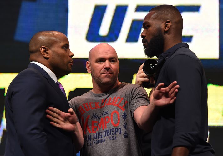 Daniel Cormier er meiddur og því verður er ljóst að ekkert verður úr bardaga hans gegn Jon Jones sem vera átti síðar í þessum mánuði.