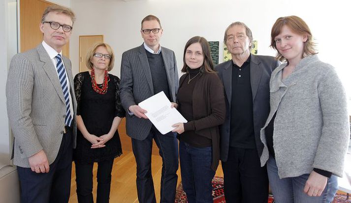 Fulltrúar hópsins afhentu Katrínu Jakobsdóttur undirskriftirnar 544 í menntamálaráðuneytinu í gær. Þórólfur er annar frá hægri.