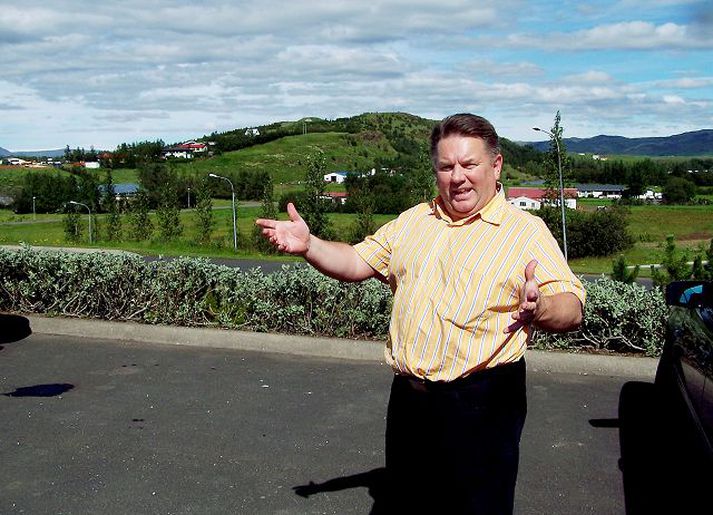Lúga inn í vínbúðina. Ísólfur Gylfi Pálmason fær góða nágranna þegar Vínbúð verður opnuð á hæðinni fyrir neðan hann á Flúðum. Ísólfur segir gárungana í hreppnum nú velta því fyrir sér hvort sérstök lúga verði fyrir sveitarstjórann inn í Vínbúðina.
Fréttablaðið/Jón Sigurður