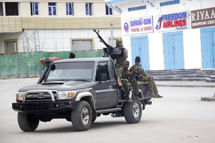 Hópur hermanna á vakt í miðbæ Mogadishu í Sómalíu.