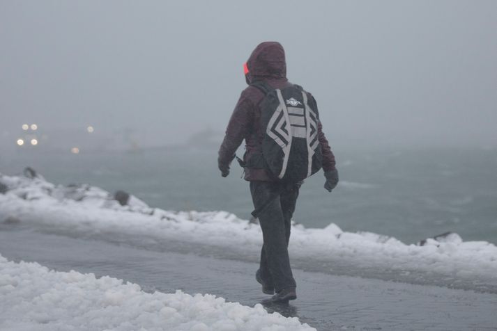 Búist er við aftakaveðri á nær öllu landinu á morgun.