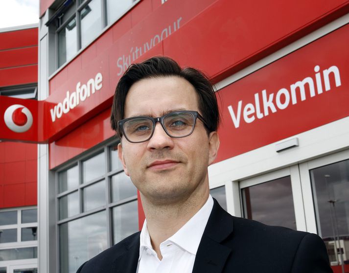 Stefán Sigurðsson, forstjóri Vodafone, undirritaði samning um kaup á 365 miðlum. 