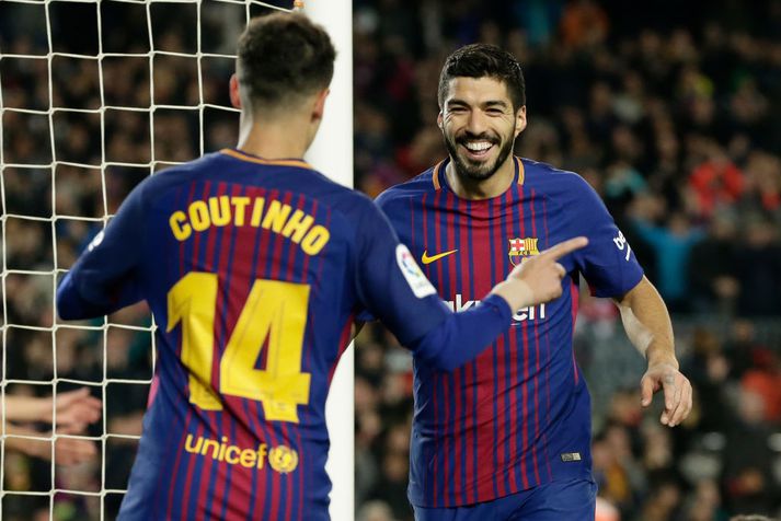 Luis Suarez fagnar með Coutinho.