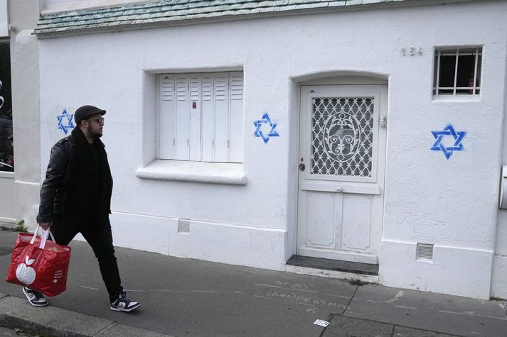 Stjörnurnar hafa verið að birtast á húsum í París og víðar síðustu daga.