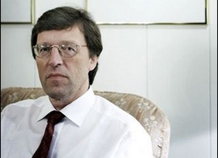 Jóhann Tómasson. Grein Jóhanns um Kára Stefánsson í Læknablaðinu hefur dregið dilk á eftir sér. Málinu hefur verið vísað til siðanefndar Læknafélagsins.