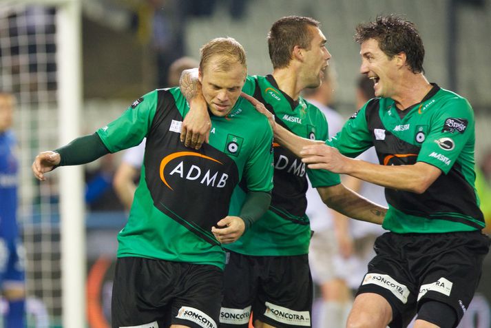 Eiður Smári fagnar marki í leik með Cercle Brugge.