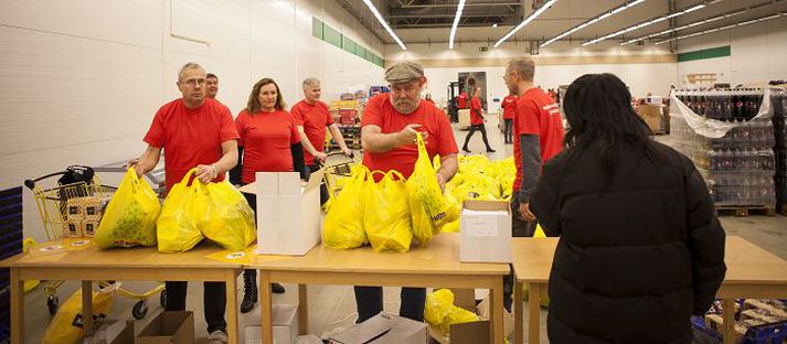 Sjálfboðaliðar afhenda jólamatinn.