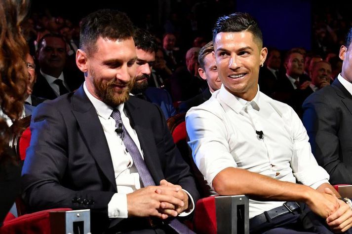 Cristiano Ronaldo við hlið Lionel Mess á verðlaunahátíð UEFA í tengslum við dráttinn í Meistaradeildinni.