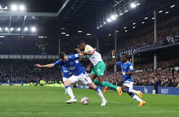 Alexander Isak fór illa með Michael Keane og drissa Gueye.