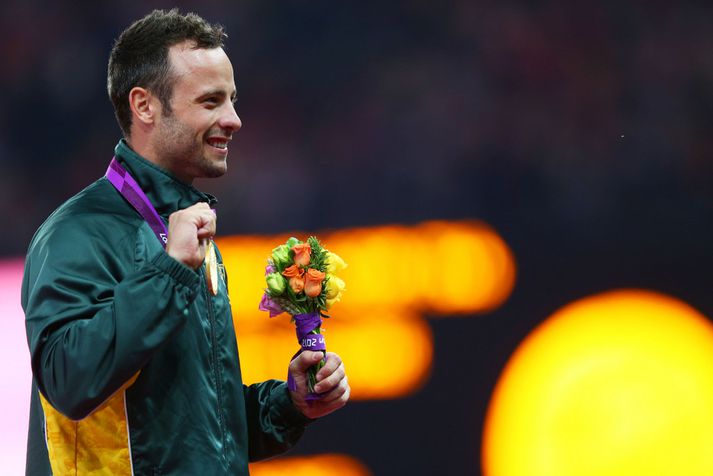 Pistorius með verðlaun sín fyrir sigur í 400 m hlaupi á Ólympíumóti fatlaðra í sumar.