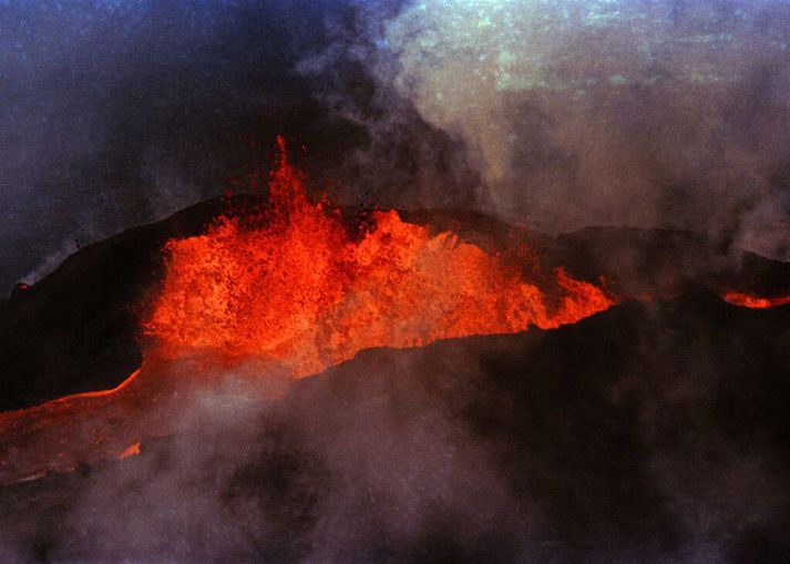 Hraunspýjur í eldgosinu í Mauna Loa árið 1984. Gosið hefur 33 sinnum í fjallinu frá 1843 en þeim fylgja oft mikið hraunflæði.