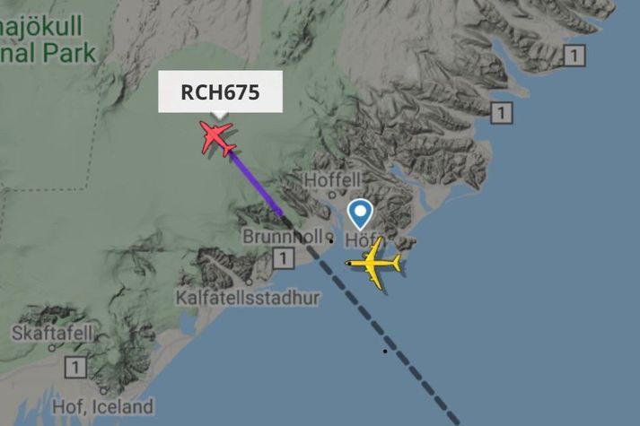 Þota Sergeis Lavrovs yfir Hornafirði síðdegis, táknuð sem gul, nýfarin yfir ratsjárstöð NATO á Stokksnesi. Bandaríska herflutningaþotan, táknuð sem rauð, var í sömu andrá yfir austanverðum Vatnajökli en hafði 2-3 mínútum áður þverað fluglegg Lavrovs yfir Hornafirði.