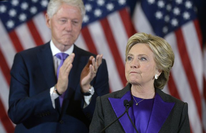 Hillary Clinton ásamt eiginmanni sínum Bill þegar hún ávarpaði stuðningsmenn sína eftir að úrslit forsetakosninganna voru ljós.