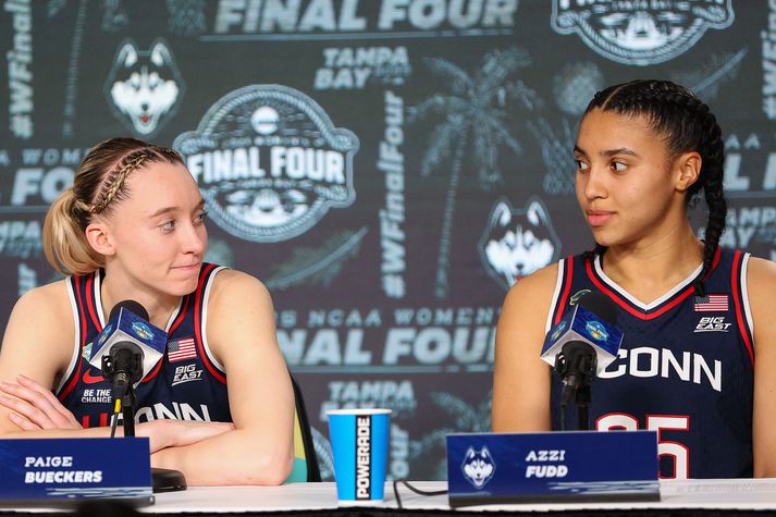 Paige Bueckers og  Azzi Fudd þegar þær léku saman með UConn Huskies háskólakörfuboltaliðinu en nú spila þær saman í WNBA-deildinni.