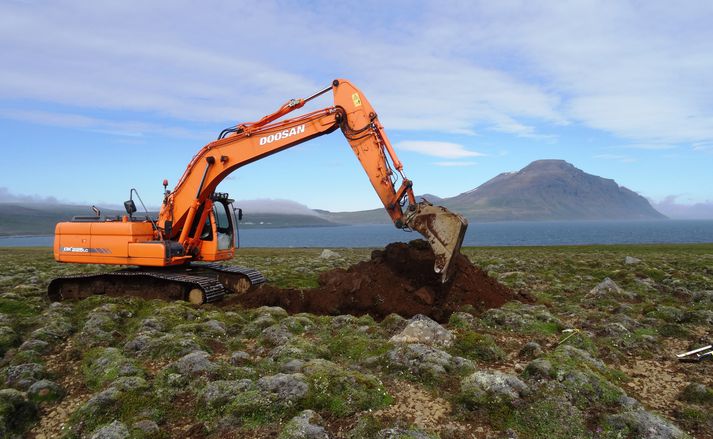 Rannsóknarholur voru grafnar á fyrirhuguðu hafnarsvæði við Finnafjörð sumarið 2015. Gunnólfsvíkurfjall í baksýn.