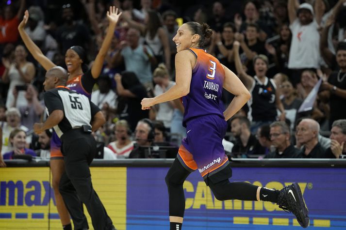 Diana Taurasi hleypur hér brosandi í vörnina eftir að hafa skorað sitt tíu þúsundast stig í WNBA deildinni.
