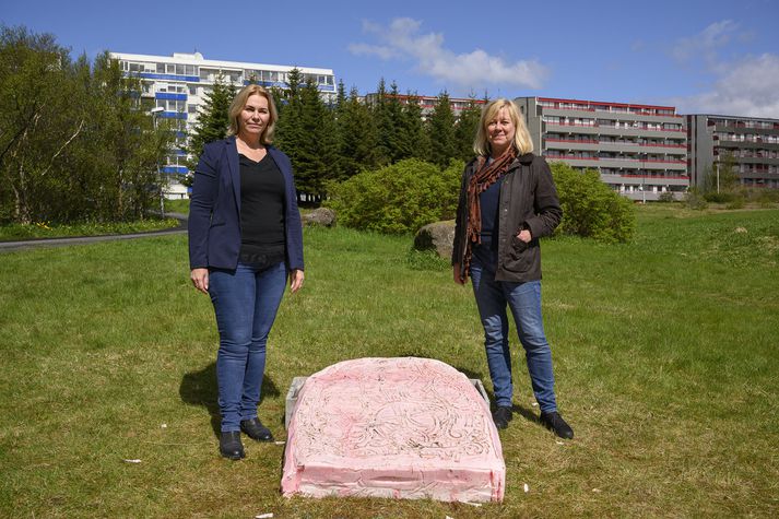 Aldís og Aðalheiður sýningarstjórar við verkið Sápa # Lavender eftir Arnar Ásgeirsson.