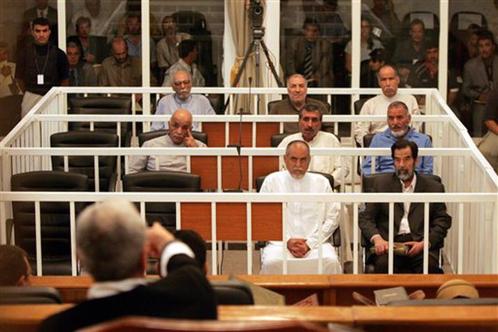 Frá réttarhöldunum yfir Saddam og samverkamönnum hans áður en þeim var frestað í síðustu viku.