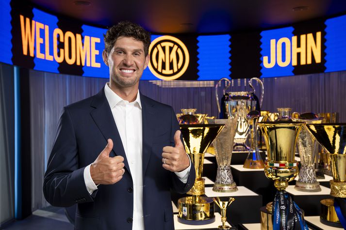 John Stones hefur skrifað undir tveggja ára samning við Inter Milan.