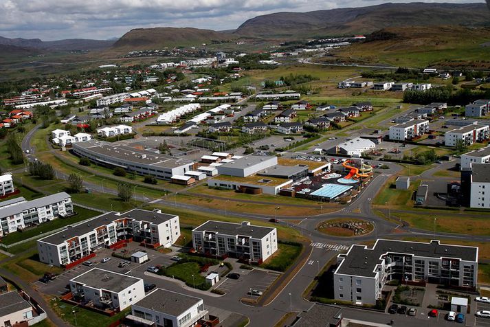Lágafellslaug fyrir miðri mynd í Mosfellsbæ.