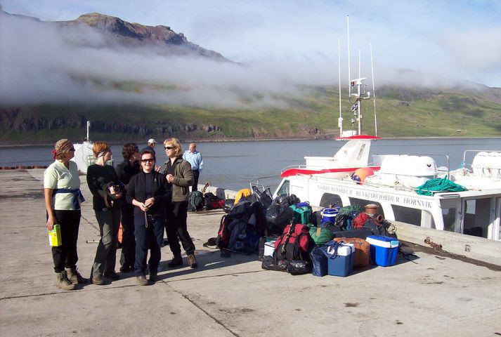 Gönguhópur á bryggjunni á Norðurfirði á leið í siglingu með Freydísi, bát Reimars Vilmundarsonar sumarið 2008.