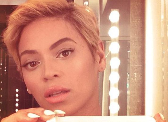 Beyoncé er búin að láta klippa af sér slöngulokkana ef marka má nýjustu myndirnar hennar á Instagram.