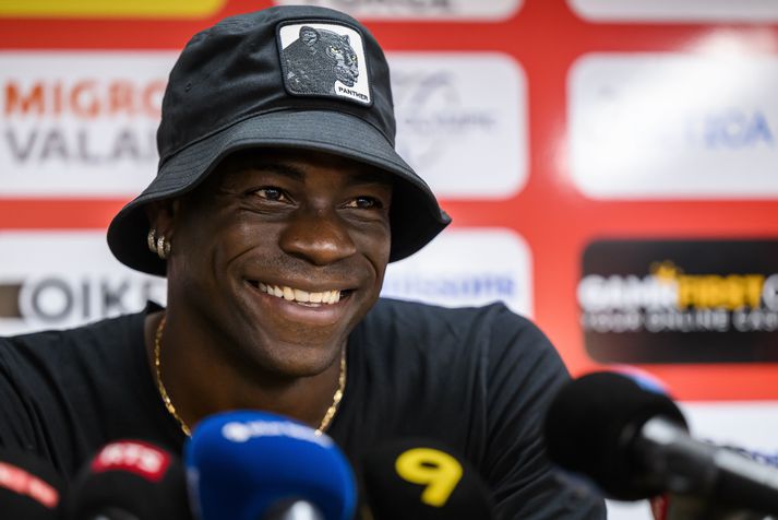 Mario Balotelli var vissulega að slá á létta strengi en þarf að finna hættuminni og skynsamari leiðir til þess.