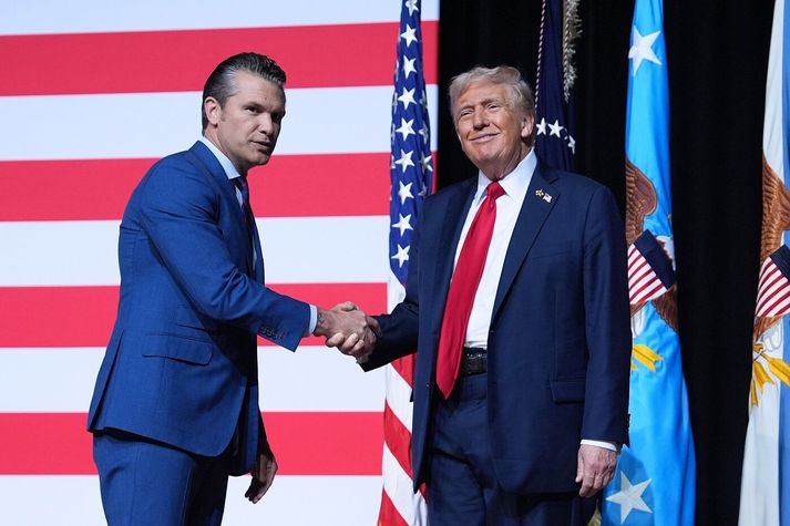Pete Hegseth, varnarmálaráðherra, og Donald Trump, forseti.