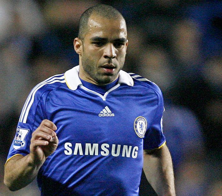 Alex í leik með Chelsea.