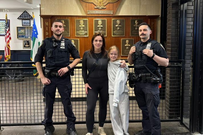 Saga og Úlfhildur með lögregluþjónum í New York sem Saga segir að hafi staðið sig með mikilli prýði.