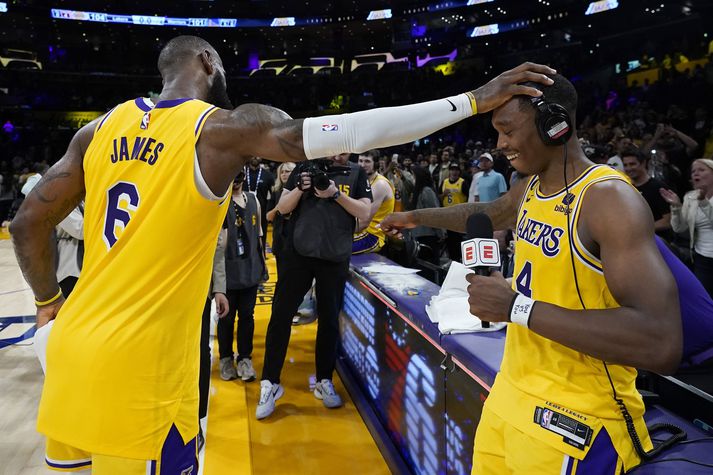 LeBron James fagnar Lonnie Walker IV eftir að Lakers vann Golden State Warriors í nótt.