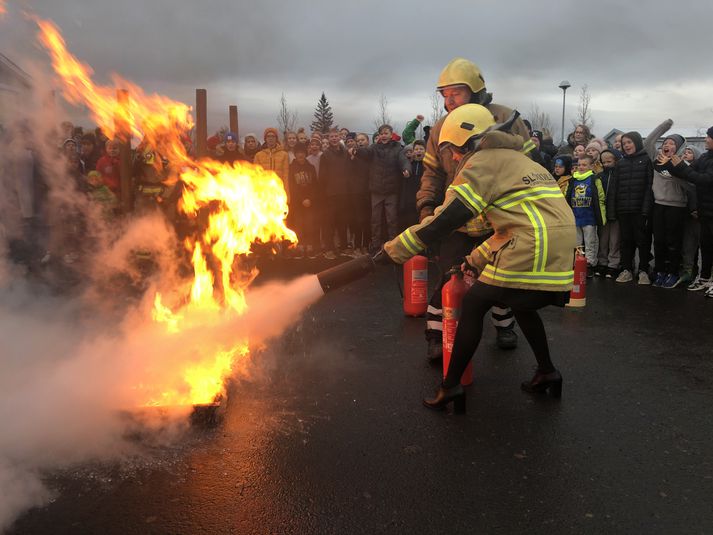 Katrín Jakobsdóttir, forsætisráðherra fékk handleiðslu um notkun slökkvitækja í dag og spreytti sig á að slökkva opinn eld.