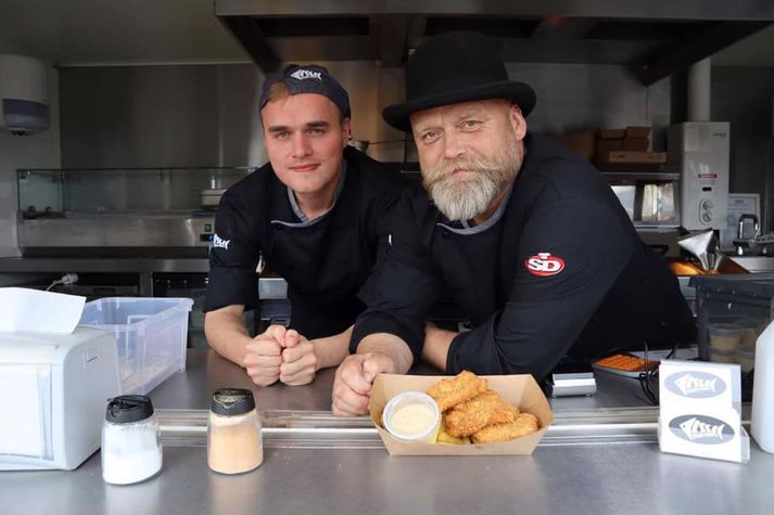 Veitingamaðurinn Jóhann Issi hefur fullan hug á því að koma upp söluvagni á gosslóð. En það vantar starfsfólk. Með honum á myndinni er Eyjólfur Emil Jóhannsson.