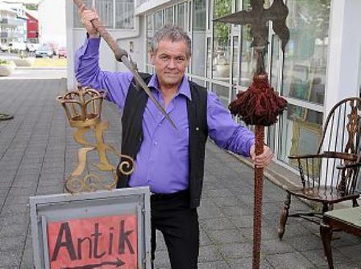 Fjársjóðsleit Jónas Halldórsson antíksali fann forláta styttu í dánarbúi fyrir stuttu.  Mynd/Björgvin
